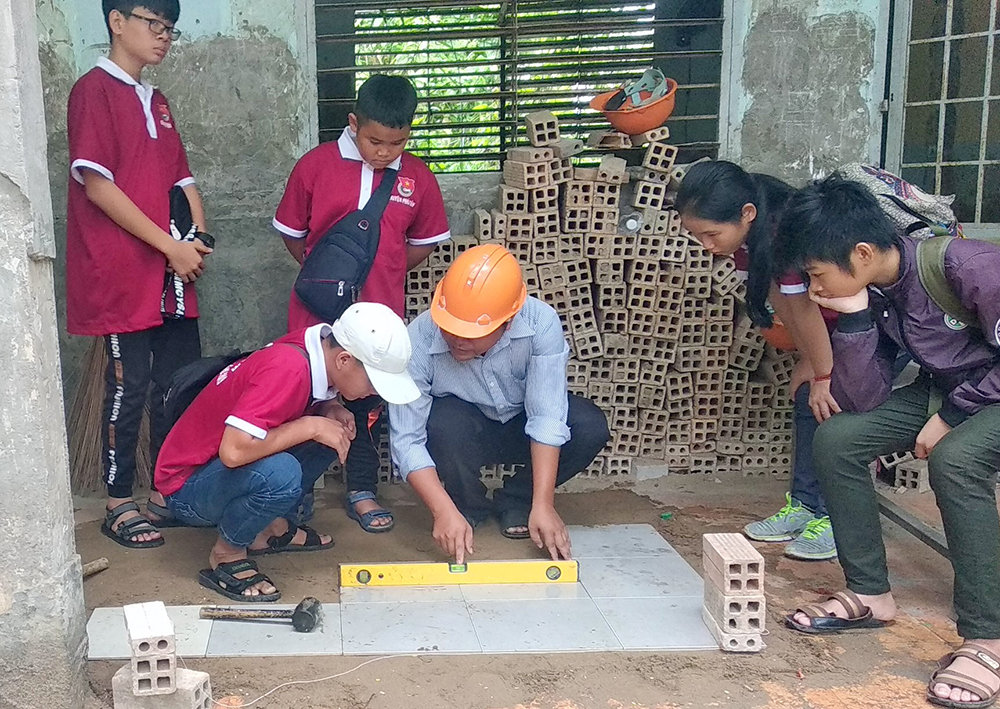 Hào hứng ở trải nghiệm “Một ngày làm công nhân”