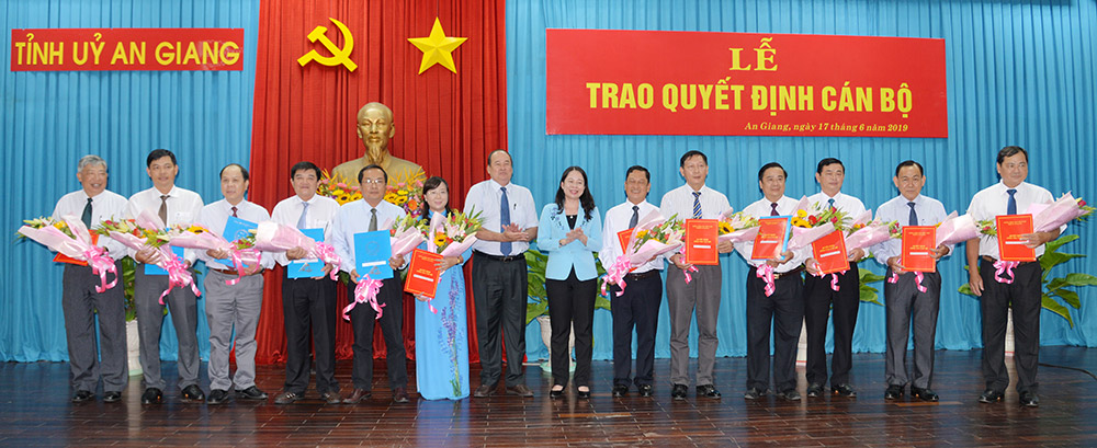 Bí thư Tỉnh ủy Võ Thị Ánh Xuân và Chủ tịch UBND tỉnh Nguyễn Thanh Bình trao quyết định và tặng hoa cho các đồng chí được bổ nhiệm, điều động