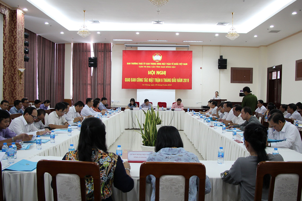Hội nghị giao ban công tác mặt trận 6 tỉnh Nam sông Hậu