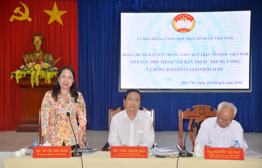 Bí thư Tỉnh ủy Võ Thị Ánh Xuân phát biểu tại buổi gặp mặt, tiếp xúc, đối thoại với các tín đồ Phật giáo Hòa Hảo