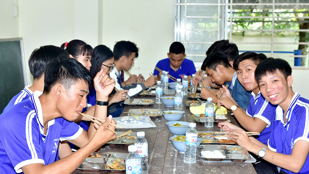 Thí sinh Trường THPT An Phú được hỗ trợ bữa ăn trưa ngay sau khi kết thúc buổi thi sáng. Ảnh: H.H  