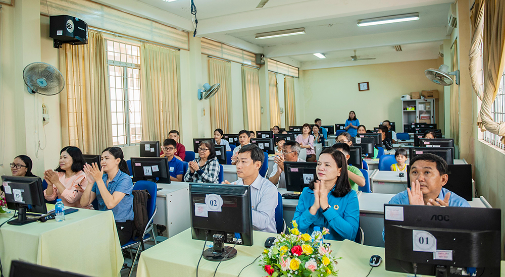 Khai giảng lớp tin học cho con công đoàn viên, công nhân lao động