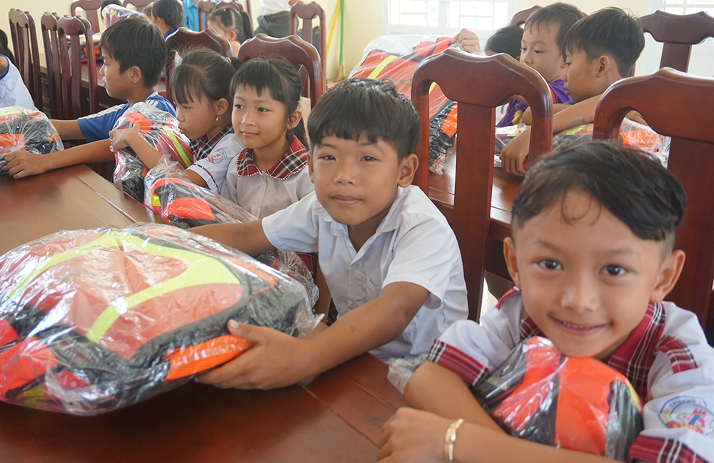 Liên đoàn Lao động tỉnh tặng cặp phao cho 500 trẻ em vùng lũ