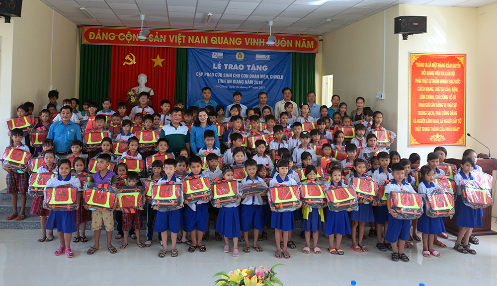 Liên đoàn Lao động tỉnh tặng cặp phao cho 500 trẻ em vùng lũ