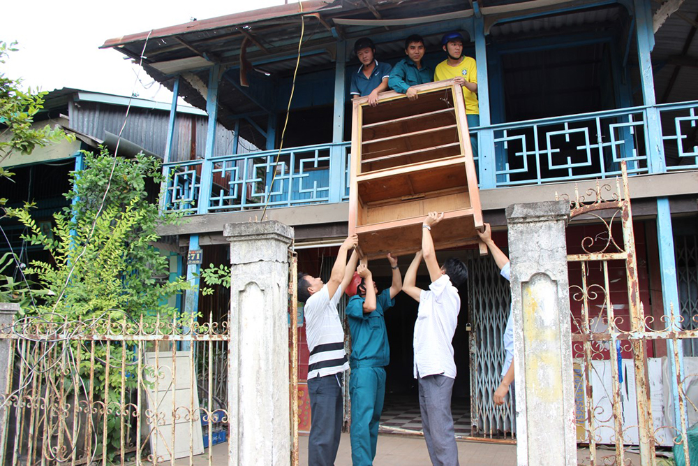 Sụp lún, nứt nền, nguy cơ sạt lở 3 căn nhà ở xã Long Kiến