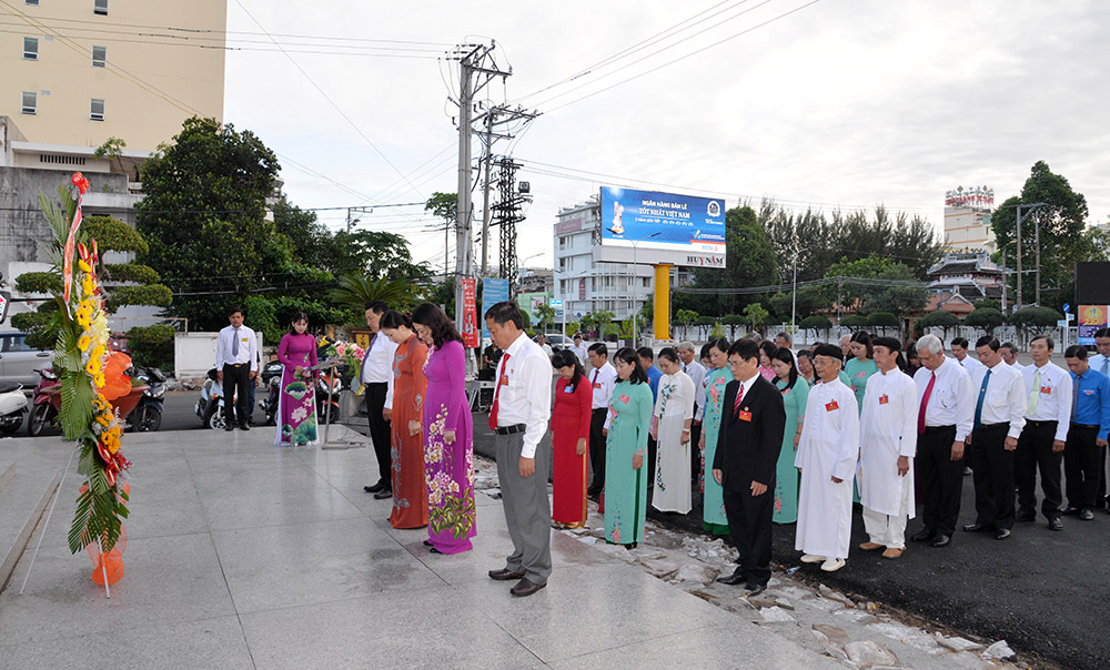 Các đại biểu tham dự đại hội dâng hoa lên Tượng đài Chủ tịch Tôn Đức Thắng tại TP. Long Xuyên