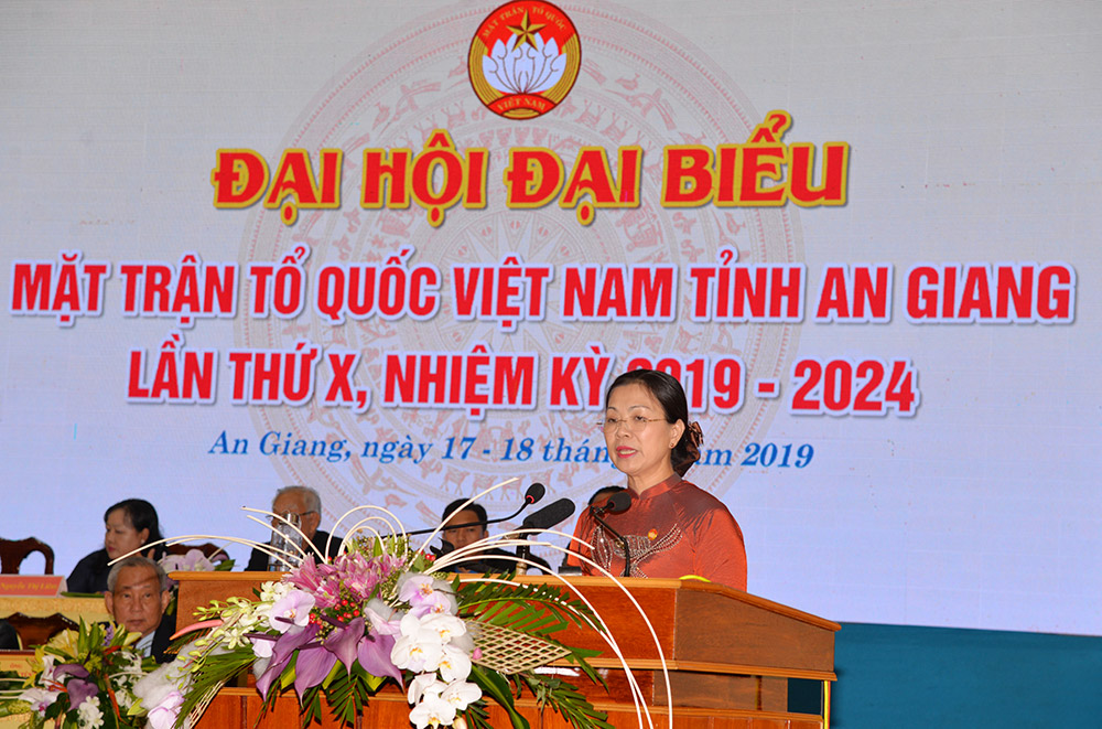 Phó Chủ tịch Ủy ban Trung ương MTTQVN Trương Thị Ngọc Ánh phát biểu và trao bức trướng tặng đại hội