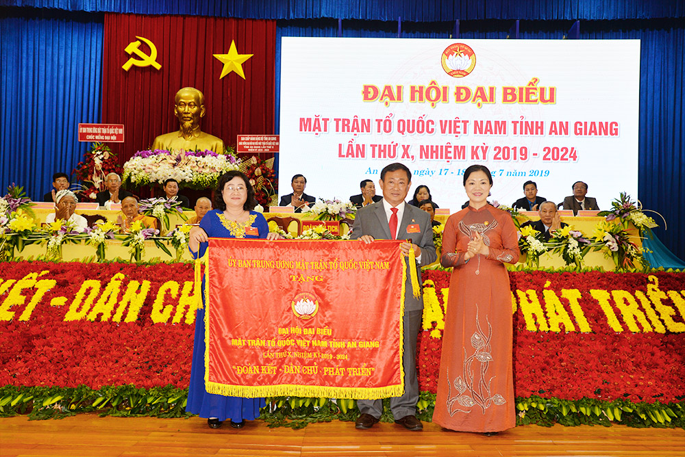 Phó Chủ tịch Ủy ban Trung ương MTTQ Việt Nam Trương Thị Ngọc Ánh phát biểu và trao bức trướng tặng đại hội