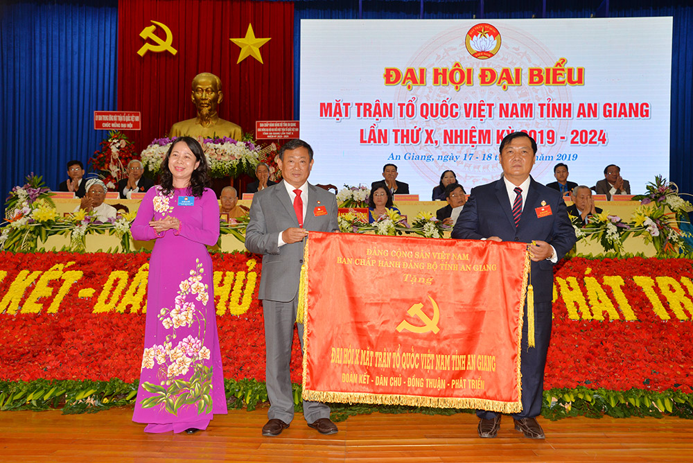 Bí thư Tỉnh ủy Võ Thị Ánh Xuân trao bức trướng tặng đại hội