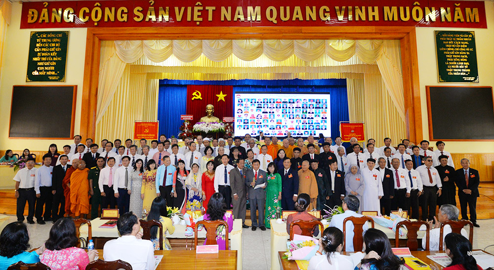 Ủy viên Ủy ban và Ban Thường trực UBMTTQ Việt Nam tỉnh khóa mới ra mắt đại hội