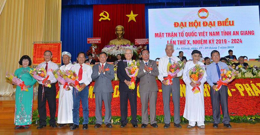 Ban Thường trực UBMTTQ Việt Nam tỉnh tặng hoa cho các đồng chí không ứng cử Ủy viên UBMTTQ Việt Nam tỉnh nhiệm kỳ mới