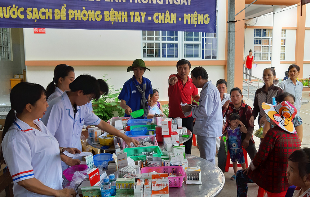 600 người dân Châu Phú được khám bệnh, cấp thuốc miễn phí