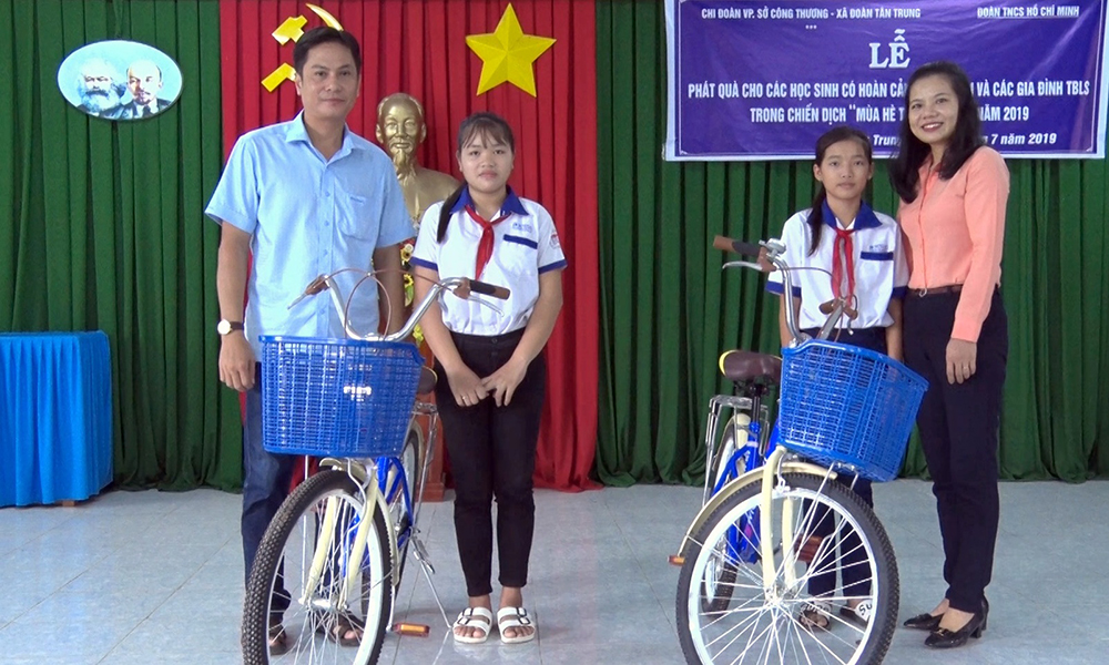 Tặng 133 phần quà cho học sinh nghèo xã Tân Trung