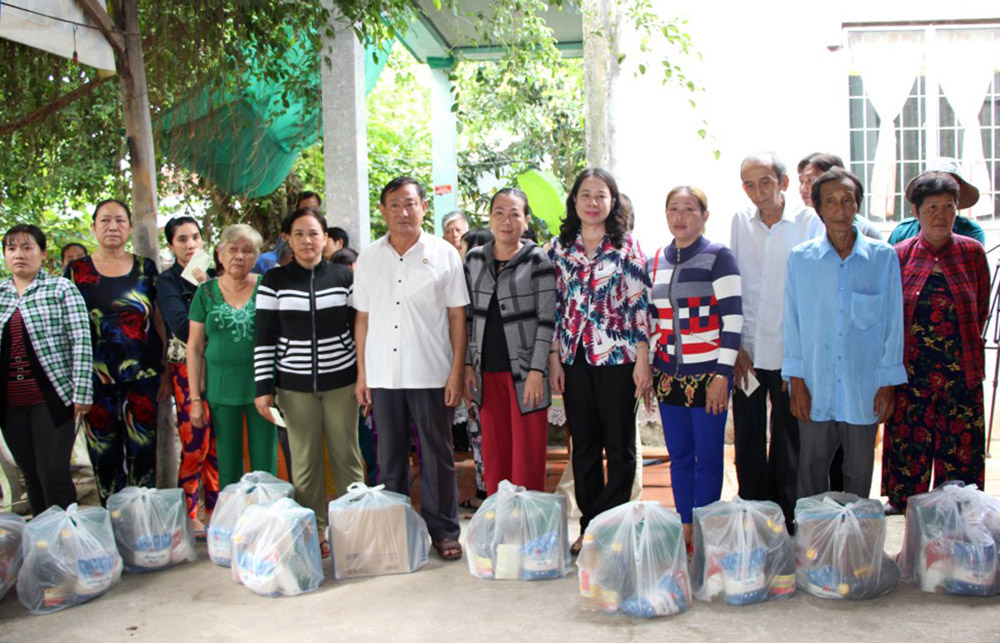 Bí thư Tỉnh ủy Võ Thị Ánh Xuân và Chủ tịch UBMTTQVN tỉnh Nguyễn Tiếc Hùng tặng quà cho các hộ bị mất nhà do di dời khẩn cấp ra khỏi vùng sạt lở