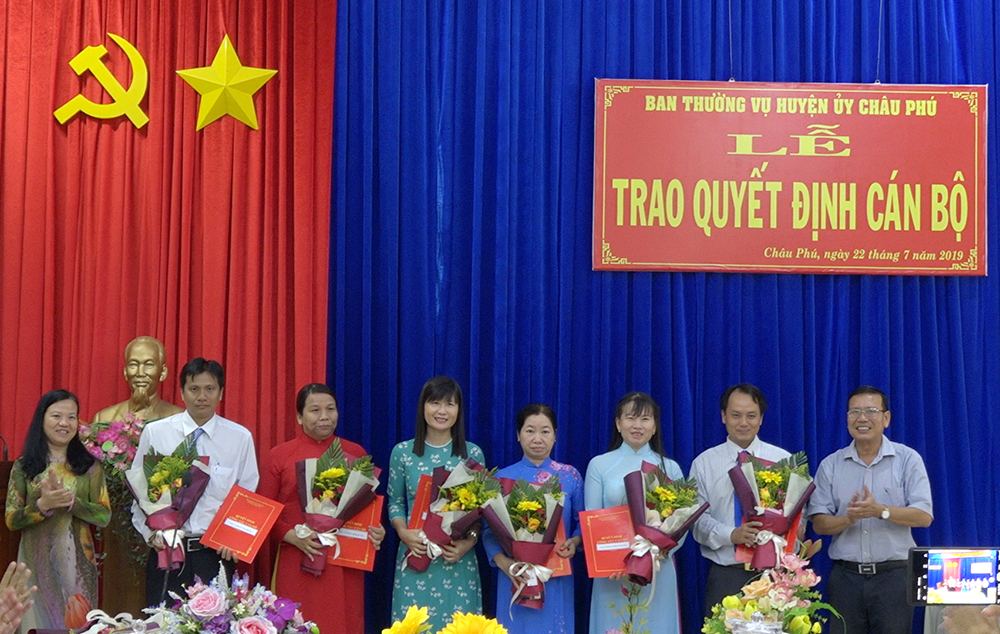 Châu Phú trao quyết định cán bộ và công bố quyết định thành lập Văn phòng Huyện ủy, HĐND và UBND huyện 