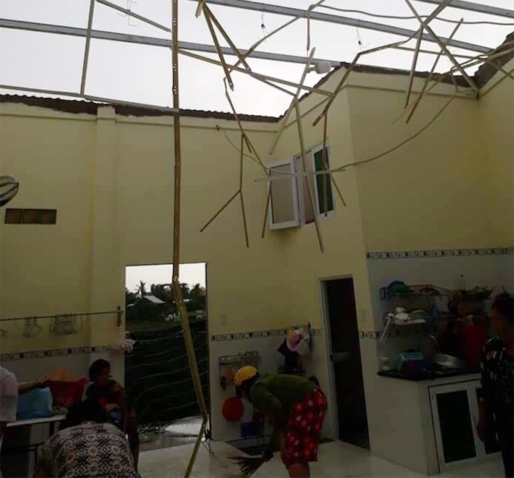 Chủ tịch UBND tỉnh Nguyễn Thanh Bình thăm các hộ dân bị sập nhà, tốc mái do giông lốc ở TX. Tân Châu