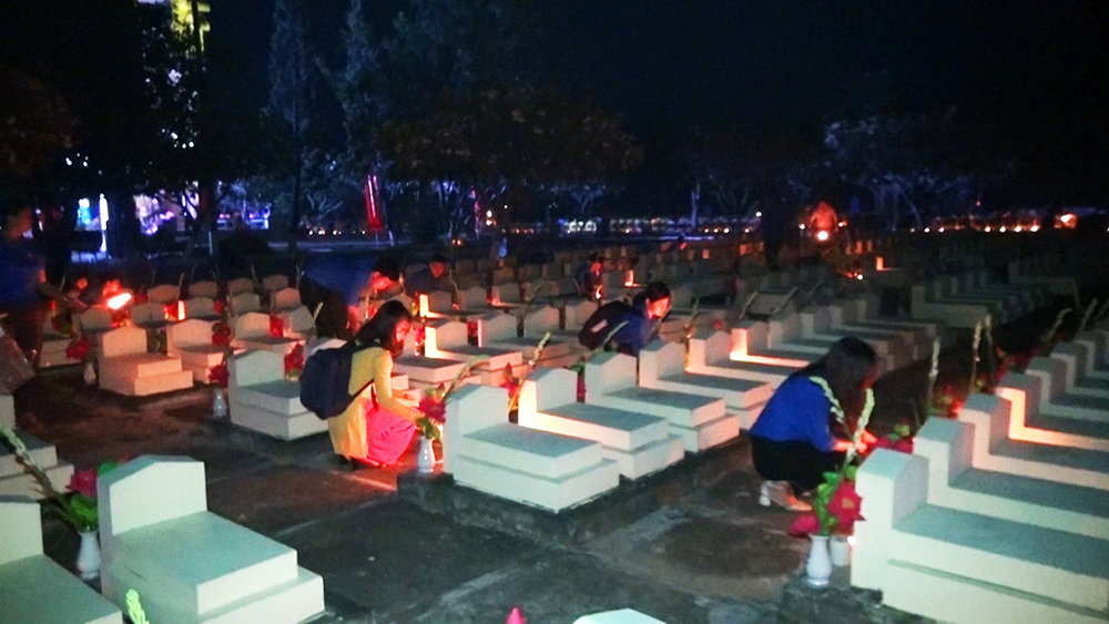 Thắp nến tri ân tại Nghĩa trang liệt sĩ Dốc Bà Đắc