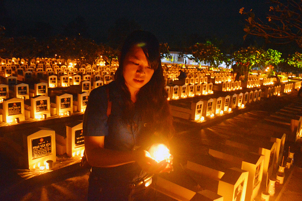 Thắp nến tri ân tại Nghĩa trang liệt sĩ Dốc Bà Đắc