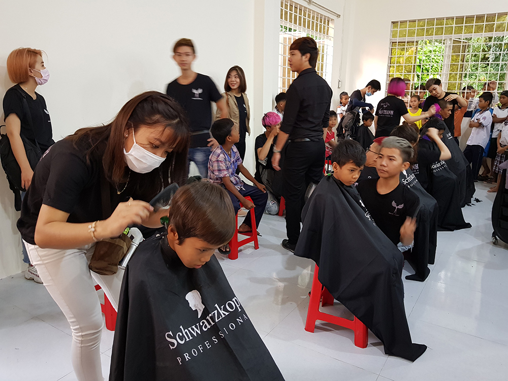 Tặng quà, hớt tóc cho cho đồng bào Khmer
