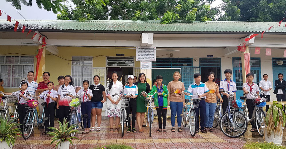 Trao tặng xe đạp, đồng phục học sinh và tập cho các học sinh học sinh nghèo, hoàn cảnh gia đình khó khăn