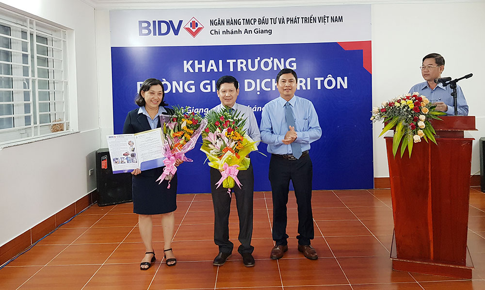 Giving flowers to congratulate the board of directors of BIDV Tri Ton Transaction Office