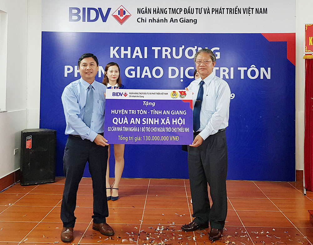 BIDV An Giang branch presents a social security gift to Tri Ton district