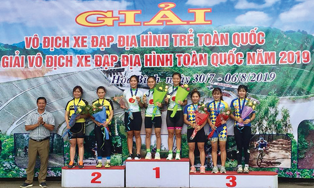 Các vận động viên xe đạp địa hình An Giang đoạt huy chương vàng nội dung băng đồng tiếp sức giải vô địch