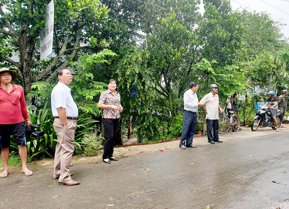 Lãnh đạo huyện An Phú đến hiện trường khảo sát thiệt hại vụ lốc xoáy