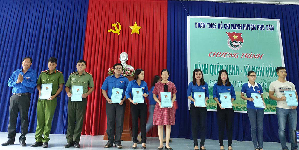 Sôi nổi chuỗi hoạt động “Hành quân xanh” và “Kỳ nghỉ hồng” tại Phú Tân