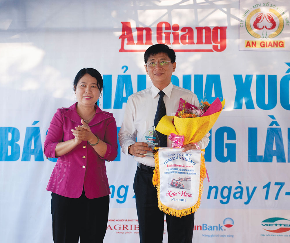 Tổng Biên tập Báo An Giang Trần Thị Bích Vân tặng hoa và cờ lưu niệm cho UBND TP. Long Xuyên - đơn vị cùng phối hợp tổ chức giải