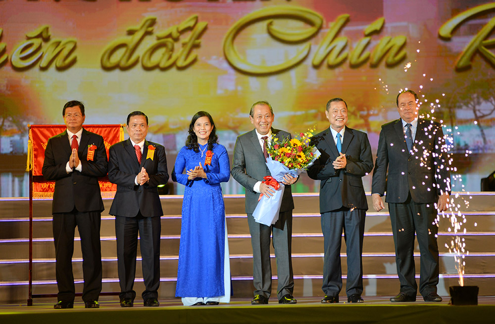 Lãnh đạo tỉnh và TP. Long Xuyên tặng hoa Phó Thủ tướng Trương Hòa Bình