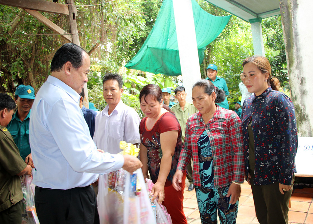 Chủ tịch UBND tỉnh Nguyễn Thanh Bình thăm, tặng quà các hộ dân khu vực sông Vàm Cái Hố bị sạt lở