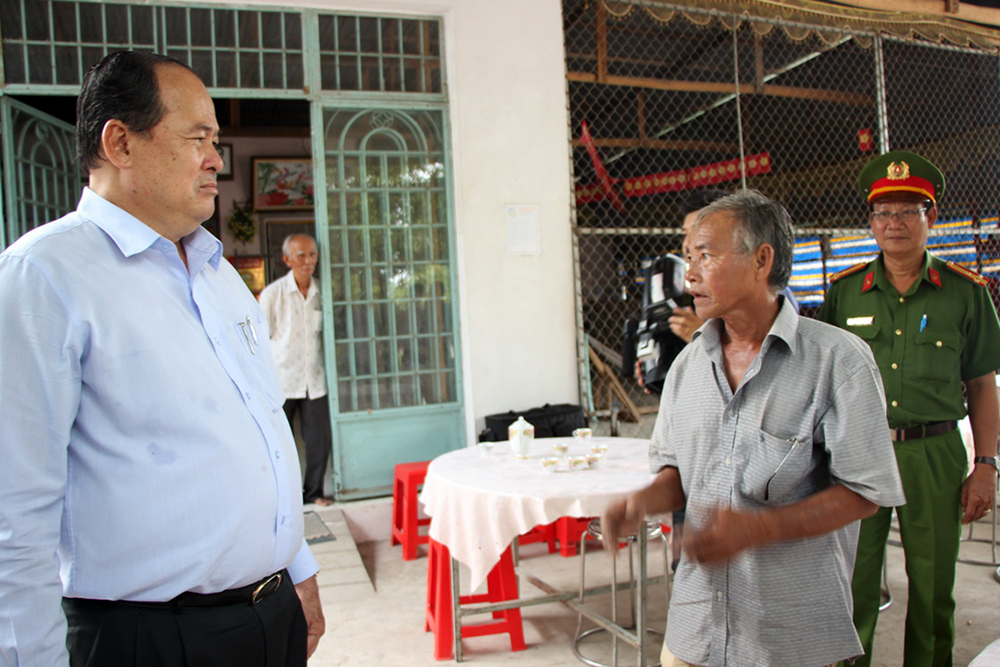 Chủ tịch UBND tỉnh Nguyễn Thanh Bình thăm, tặng quà các hộ dân khu vực sông Vàm Cái Hố bị sạt lở