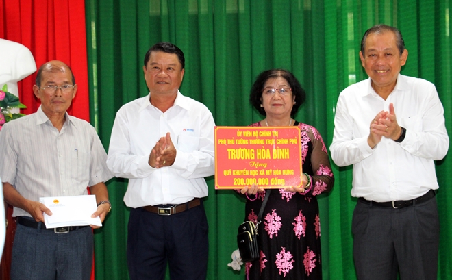 Phó Thủ tướng Thường trực Trương Hòa Bình trao tặng Quỹ khuyến học quê hương Bác Tôn