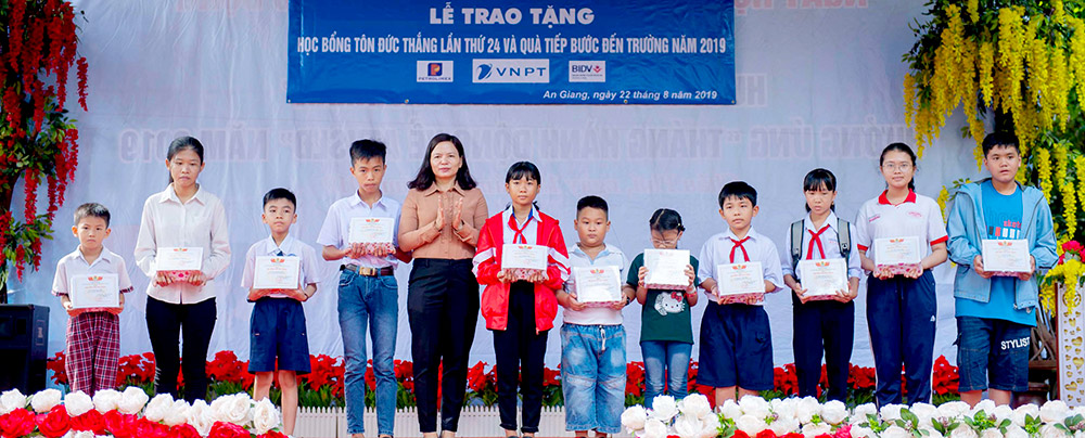 Phó Chủ tịch LĐLĐ tỉnh An Giang Phan Thị Diễm trao học bổng Tôn Đức Thắng cho cháu học sinh