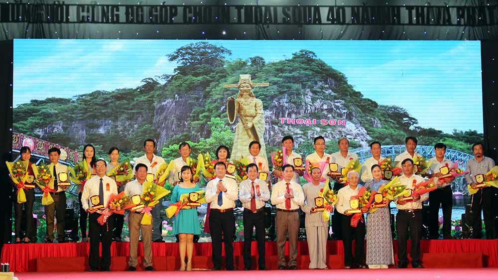Thoại Sơn công bố quyết định đạt chuẩn nông thôn mới và kỷ niệm 40 năm tái lập huyện