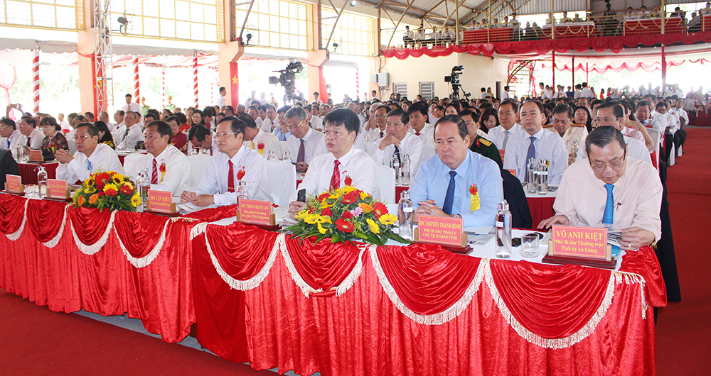 Thoại Sơn công bố quyết định đạt chuẩn nông thôn mới và kỷ niệm 40 năm tái lập huyện