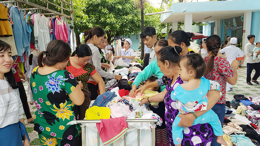 Bệnh viện Sản - Nhi An Giang tặng quần áo miễn phí cho bệnh nhân