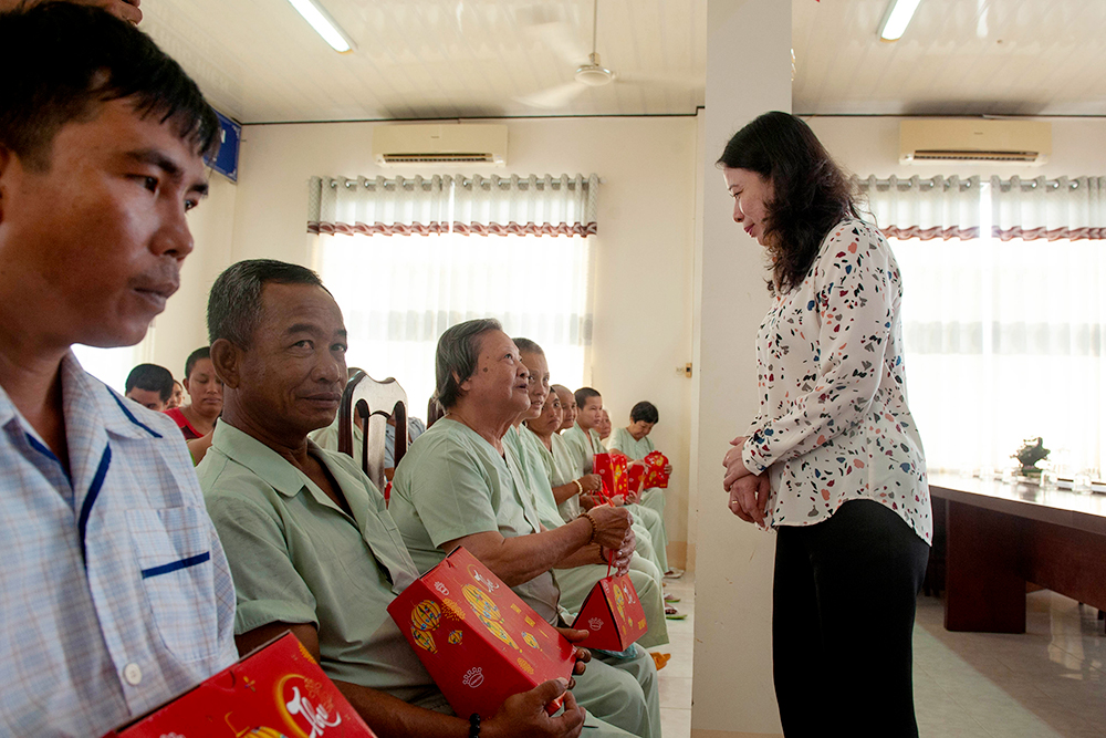 Bí thư Tỉnh ủy Võ Thị Ánh Xuân thăm, tặng quà trẻ em và người già neo đơn nhân Tết Trung thu 2019