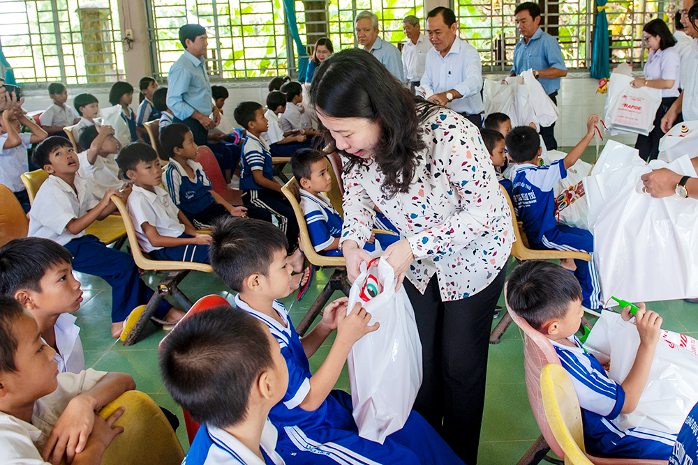 Bí thư Tỉnh ủy Võ Thị Ánh Xuân thăm, tặng quà trẻ em và người già neo đơn nhân Tết Trung thu 2019