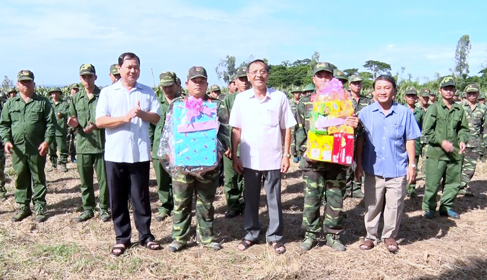 Bí thư Huyện ủy Phú Tân Lâm Phước Trung kiểm tra công tác tổ chức diễn tập khu vực phòng thủ huyện