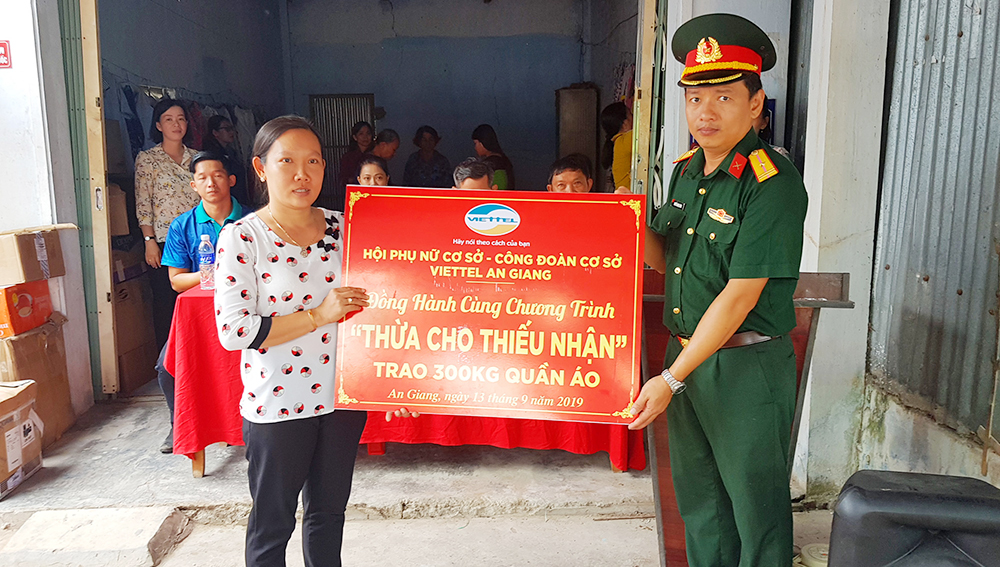 Viettel An Giang tặng 300 kg quần, áo cho hộ nghèo huyện Tịnh Biên