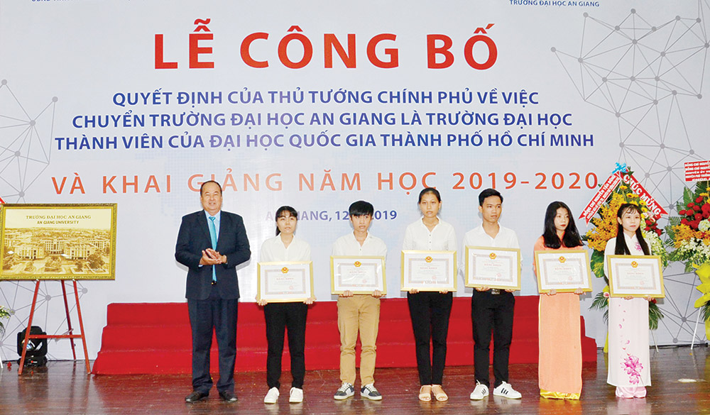 Chủ tịch UBND tỉnh Nguyễn Thanh Bình khen thưởng sinh viên đạt giải Olympic toàn quốc. (H.HUYNH)