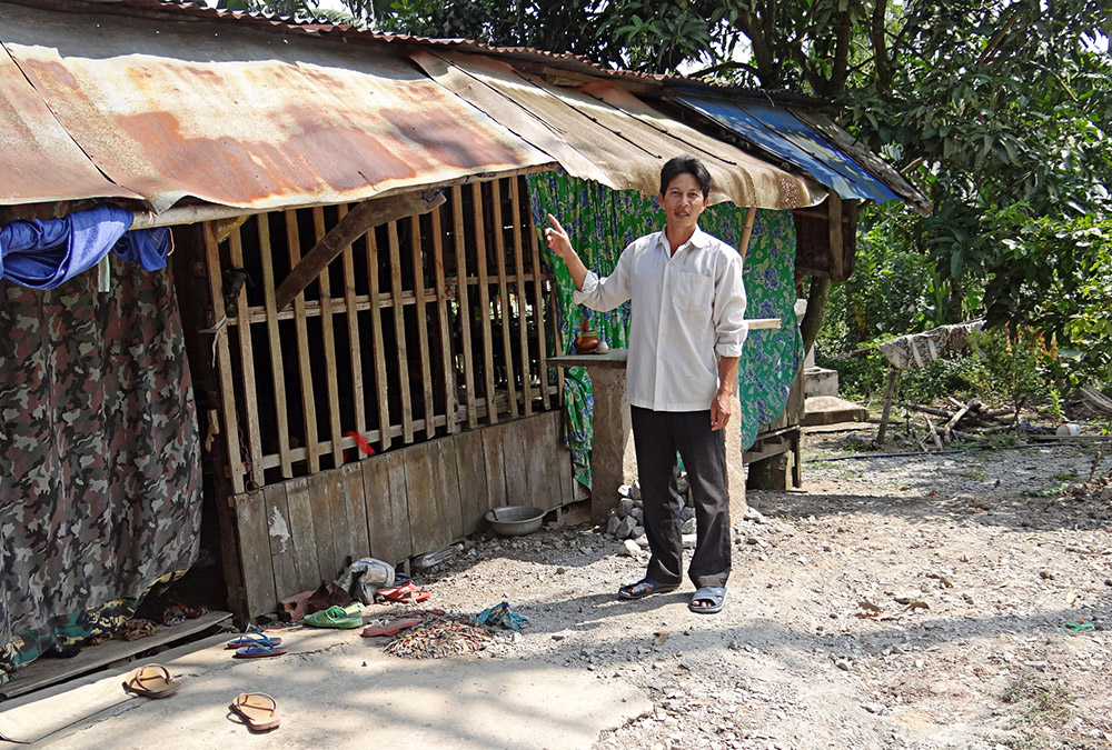 Ông Huỳnh Phước Lộc chỉ ngôi nhà đang ở, trước đây nuôi dưỡng chăm sóc cho cha mẹ