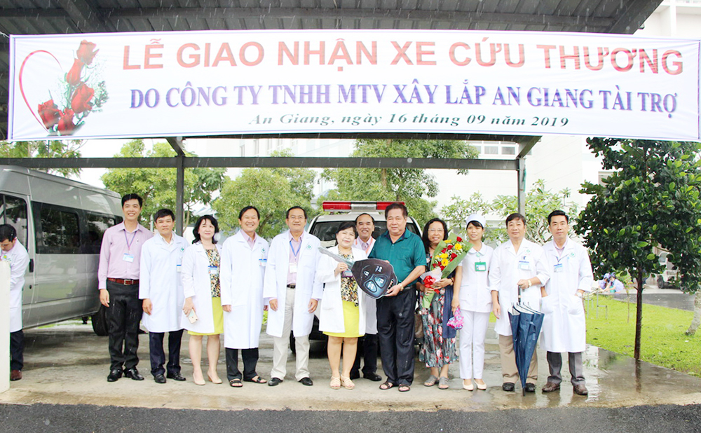 Công ty TNHH MTV Xây lắp An Giang tặng xe chuyển viện hiện đại cho Bệnh viện Đa khoa Trung tâm An Giang