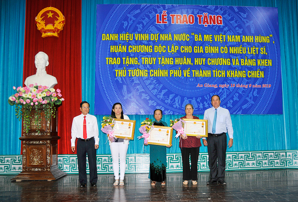 UBND tỉnh trao tặng danh hiệu vinh dự nhà nước cho người có công trong kháng chiến