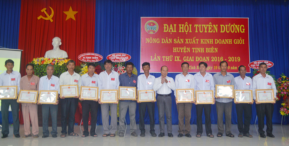 Đại hội Tuyên dương nông dân sản xuất - kinh doanh giỏi huyện Tịnh Biên, giai đoạn 2016-2019