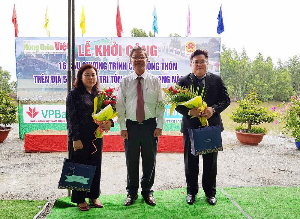 Bí thư Huyện ủy, Chủ tịch UBND huyện Tri Tôn Cao Quang Liêm tặng hoa tri ân các đơn vị tài trợ