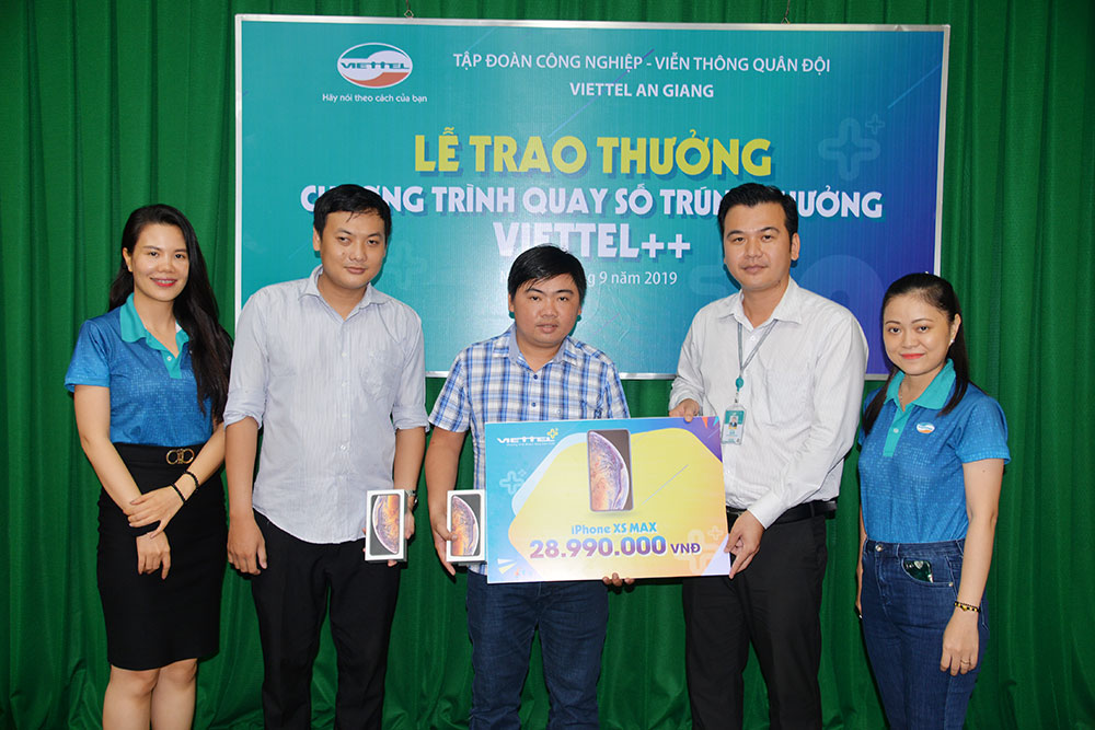 Giám đốc Kênh bán hàng trực tiếp Viettel An Giang Nguyễn Minh Chí trao giải thưởng Iphone XSMax cho 2 khách hàng may mắn tham gia Chương trình Viettel++