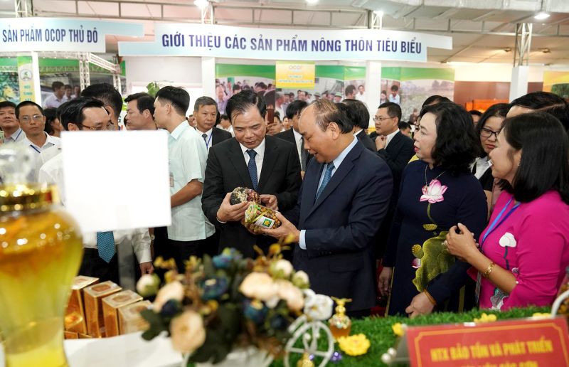 Thủ tướng tham quan các gian hàng tại Hội chợ hàng nông sản, thủ công mỹ nghệ và sản phẩm OCOP Thủ đô.